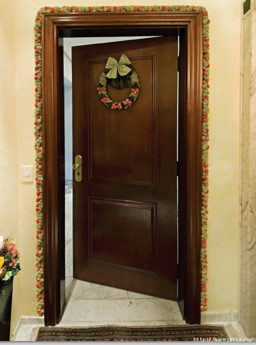 Как украсить входную дверь к празднику помпонами (2) (516x694, 209Kb)