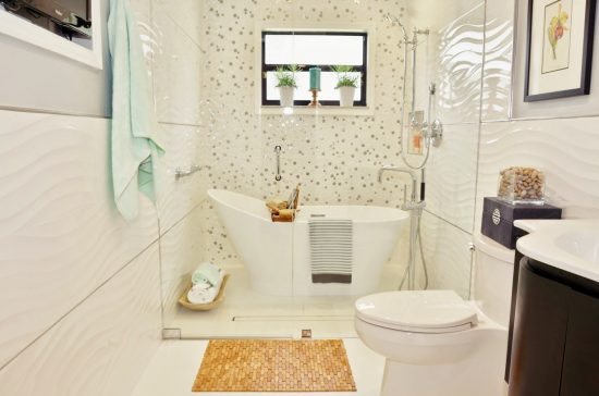 Какую плитку выбрать для маленькой ванной комнаты: правила и особенности