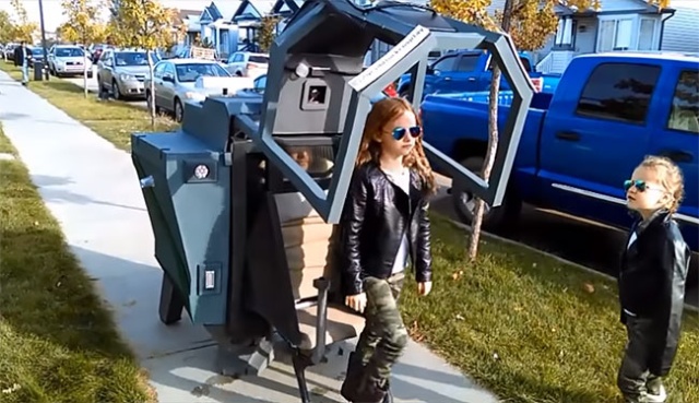 Отец собрал крутой костюм в виде робота для своей дочки