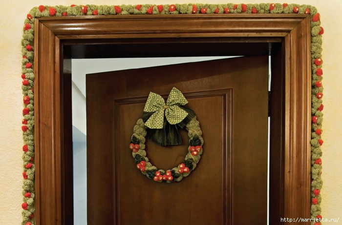 Как украсить входную дверь к празднику помпонами (1) (700x461, 223Kb)