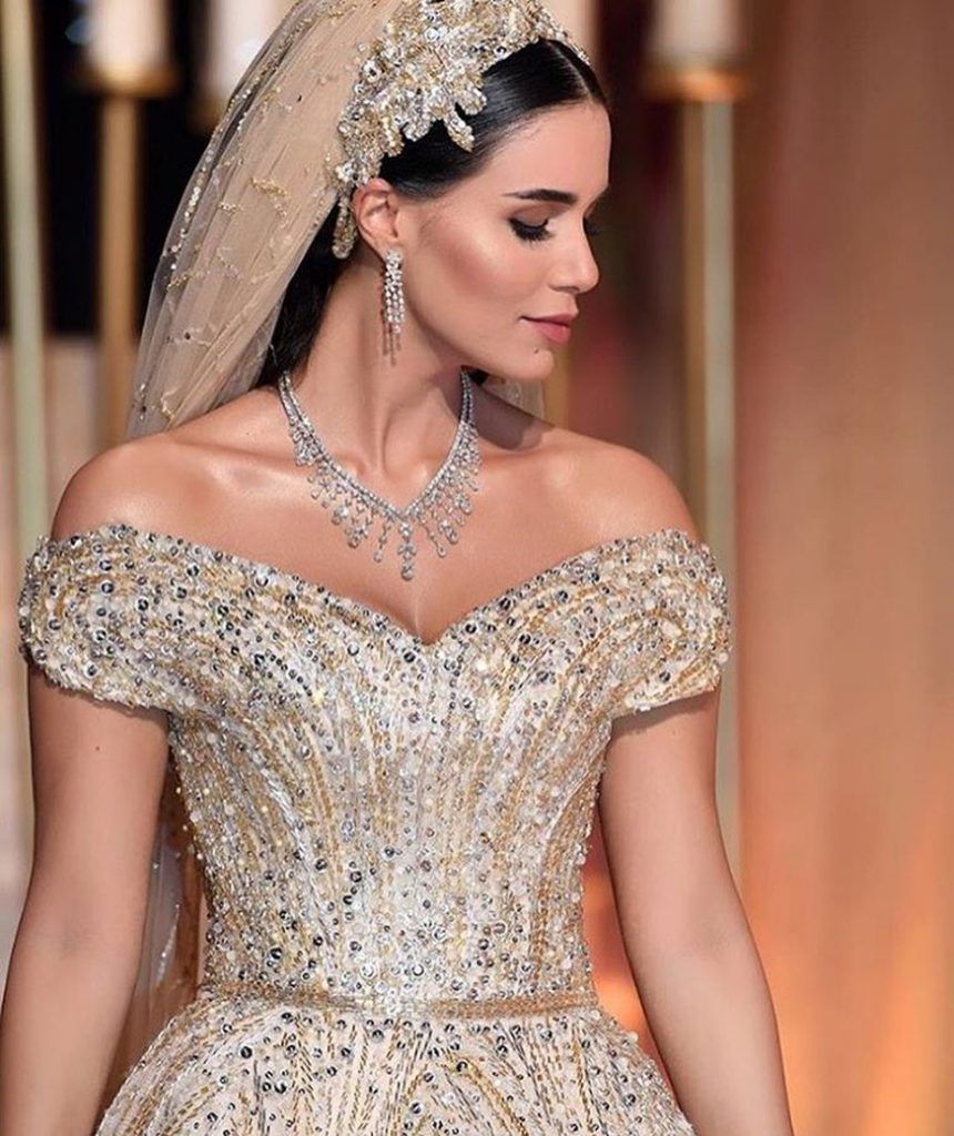 В Ливане невеста сама себе пошила платье, потратив на этой целый год!