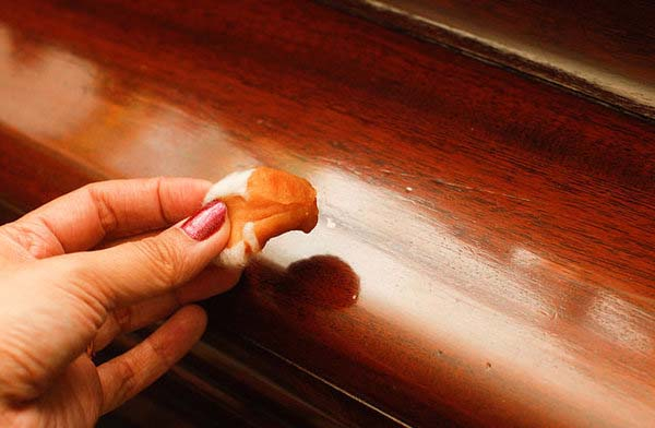 Восстановить поцарапанный ламинат помогут грецкий орех, йод или восковый карандаш
