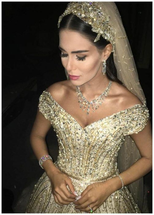 В Ливане невеста сама себе пошила платье, потратив на этой целый год!