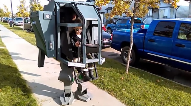 Отец собрал крутой костюм в виде робота для своей дочки