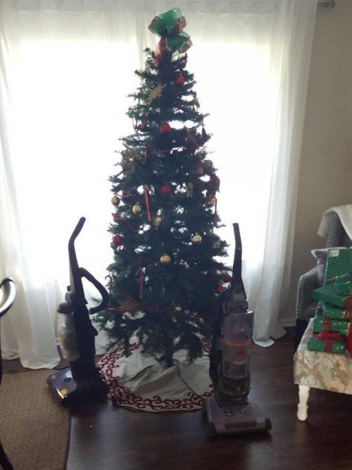 Как защитить новогоднюю елку от домашних животных 7