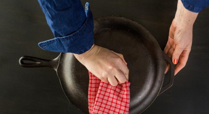 Чугунной сковороде нужно обязательно давать хорошенько высохнуть. /Фото: saraphan.top