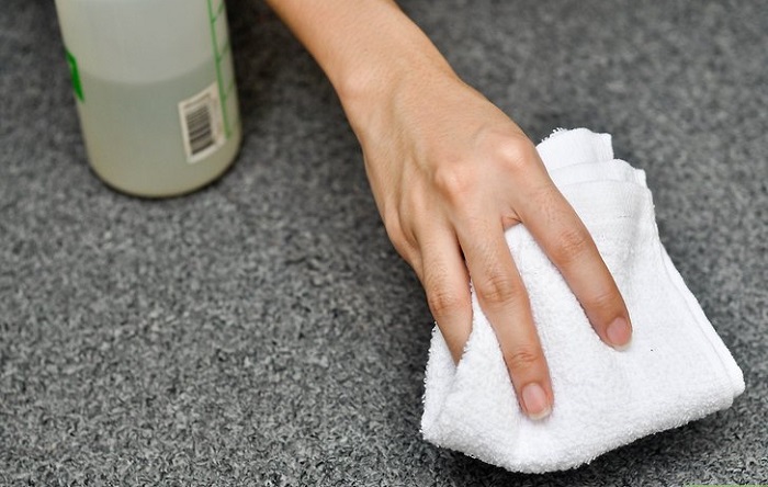 Устраните пятно на ковре при помощи тряпки, смоченной в газировке. / Фото: familyhandyman.com