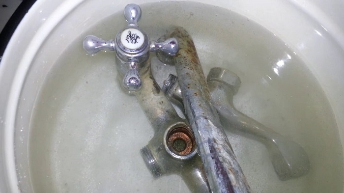 Газированной водой можно очистить ржавый кран. / Фото: freelancehack.ru