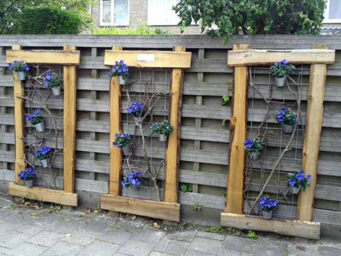 Самое простое и интересное решение - повесить на забор горшки, которые будут служить прекрасным украшением.
