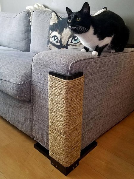 Мастерица придумала, как обновить испорченный котом диван. Получился настоящий шедевр!