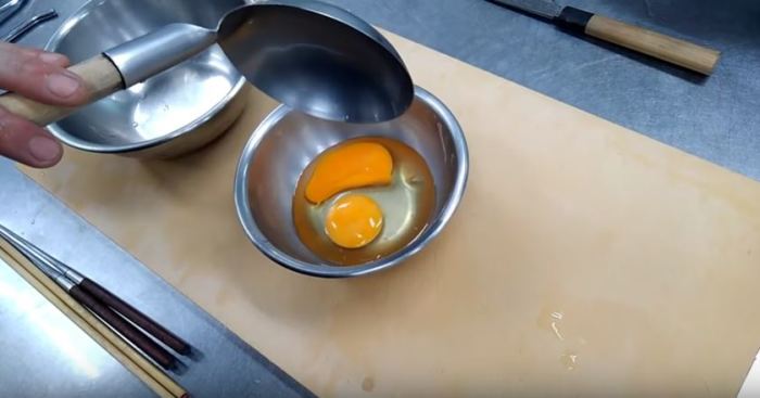 Готовим яйца. /Фото: youtube.com.