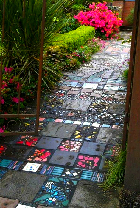 Дорожка из тротуарной плитки и мозаики. | Фото: Pinterest.