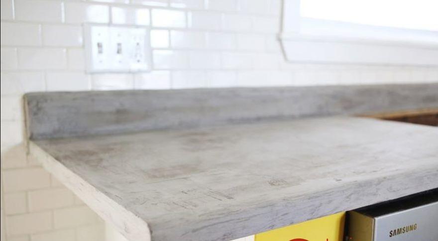Женщина решила сэкономить и сделала столешницу на кухне из бетона