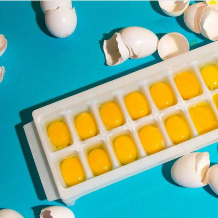 Замораживаем сырые яйца. | Фото: Pinterest.