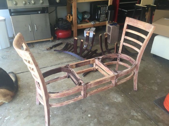 Соединив вместе несколько стульев, можно сделать удобную и комфортную лавочку. /Фото: i.pinimg.com