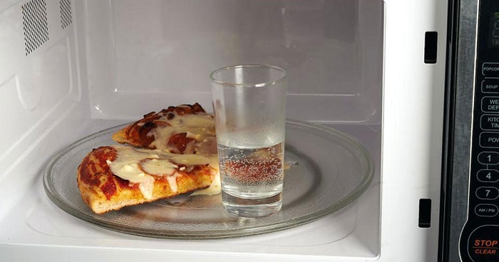 Вода при испарении сделают пиццу очень мягкой. / Фото: vodakanazer.ru