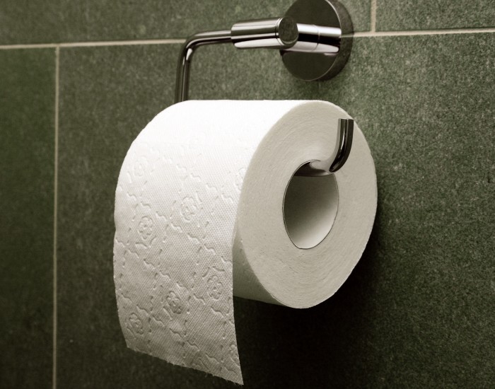 Покупаем свежую туалетную бумагу и только! / Фото: medium.com