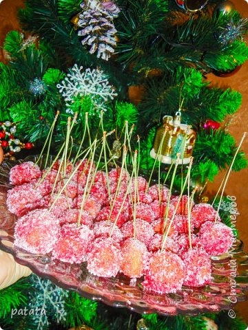 Оригинальные, праздничные и очень вкусные конфетки Зимняя вишня. Делаются совсем не сложно. Процесс приготовления очень нравится деткам. Только в их маленьких ладошках получаются идеальные вишенки. Рецепт внизу под всеми фото. фото 3