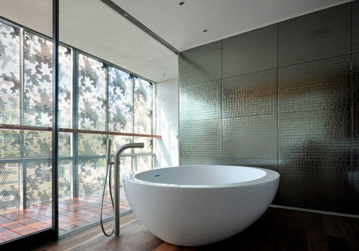 Металлическая отделка — новое и экстравагантное оформление ванной. /Фото: archidea.com.ua