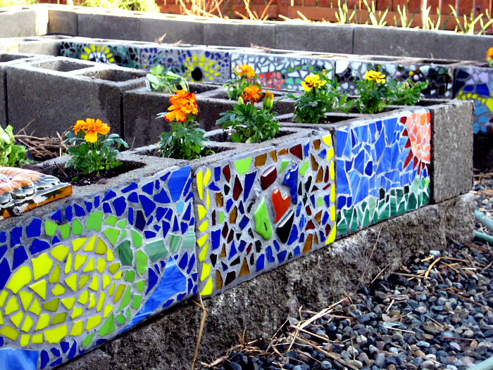Бордюры, украшенные мозаикой. | Фото: DecoArt24.