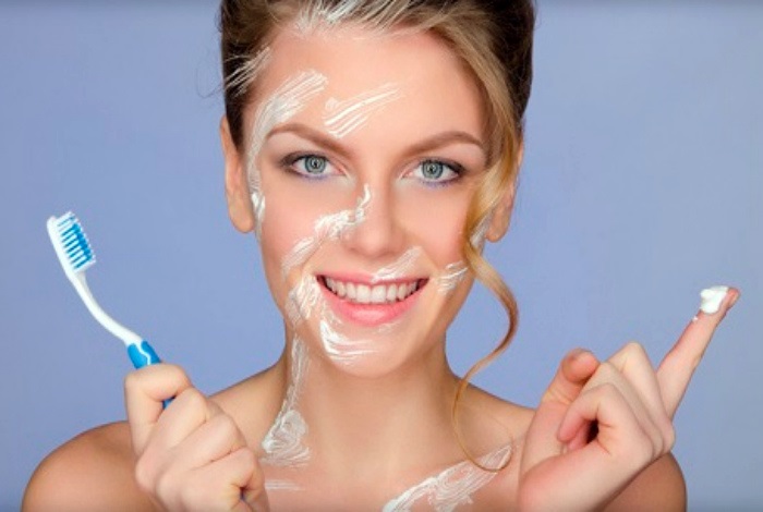 Зубная паста сильно сушит кожу лица. / Фото: zhenskij.mirtesen.ru