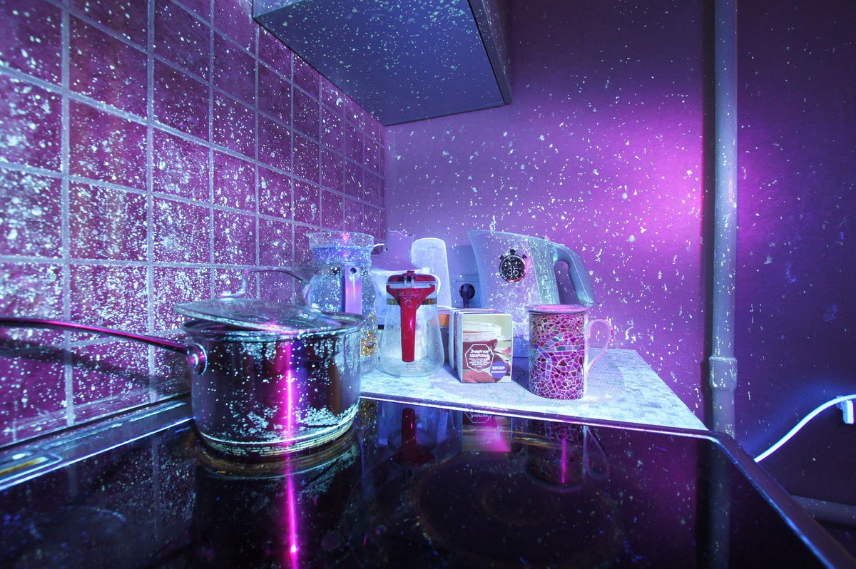 Парень показал свою кухню в ультрафиолетовом свете, и она выглядит, как настоящее место преступления!