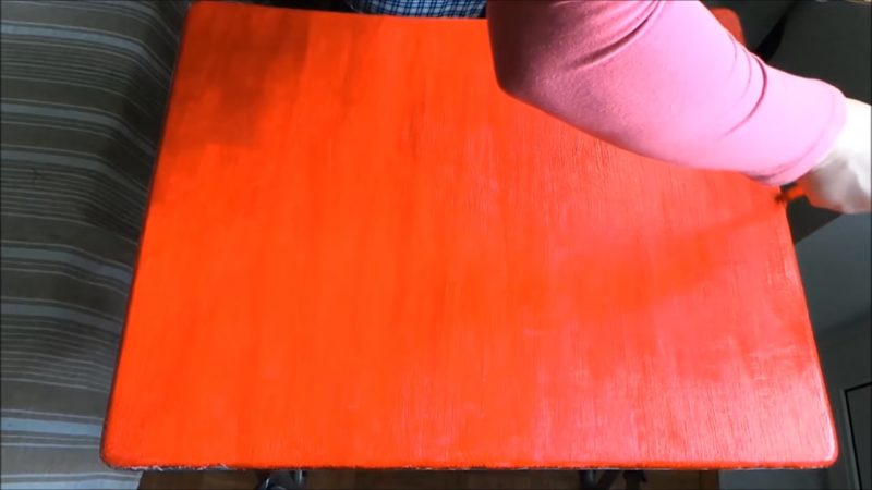 Мастерица покрасила стол и сделала невероятный узор с помощью самых простых материалов