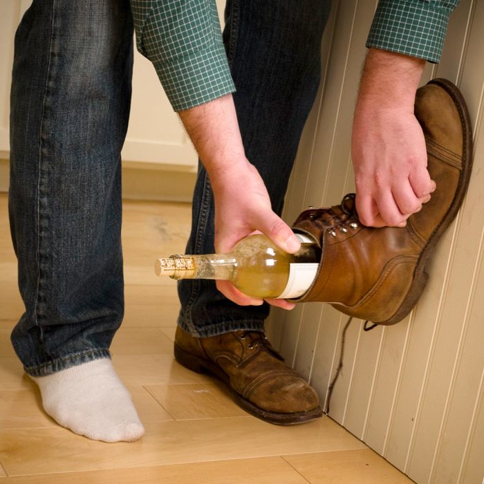 Если штопор подводит, то обувь точно всегда под рукой. /Фото: familyhandyman.com