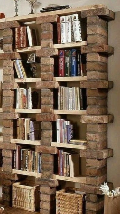 Из кирпичей можно сделать даже полочки для книг. /Фото: res.cloudinary.com