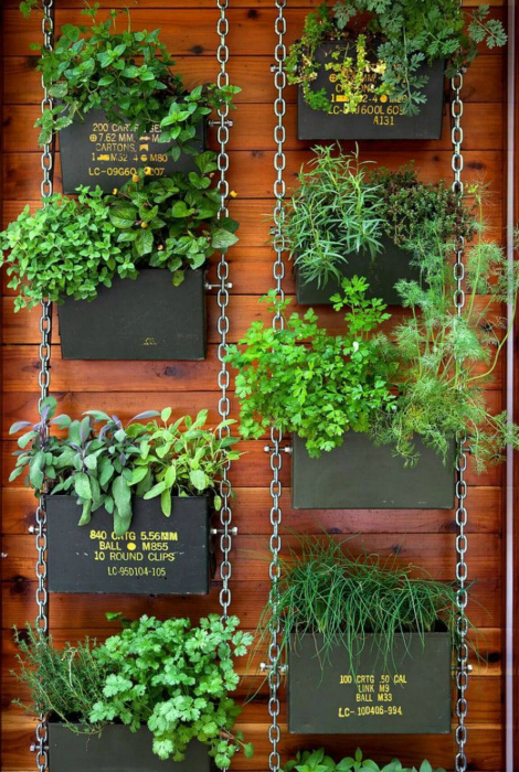 Вертикальный сад в декоративных горшках. | Фото: Pinterest.