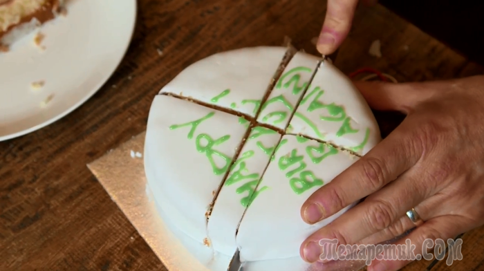 Почему нарезание торта треугольниками — неправильно, и еще 5 кулинарных советов