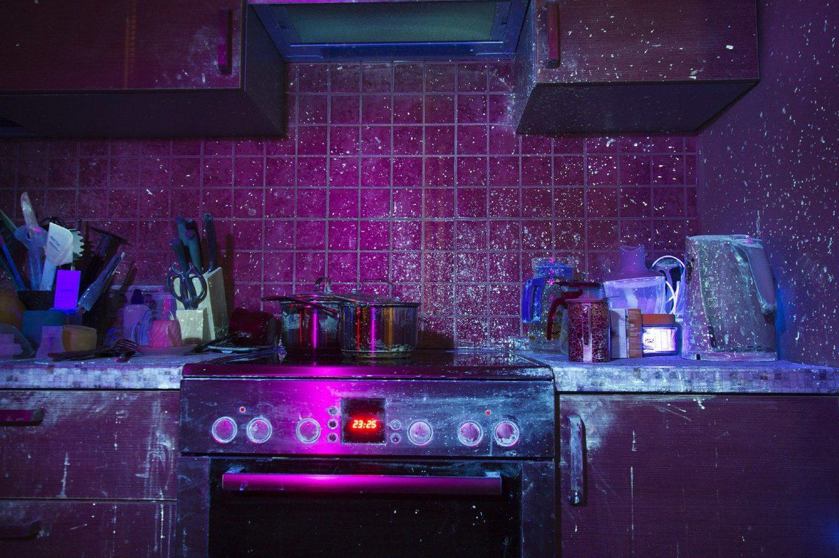 Парень показал свою кухню в ультрафиолетовом свете, и она выглядит, как настоящее место преступления!