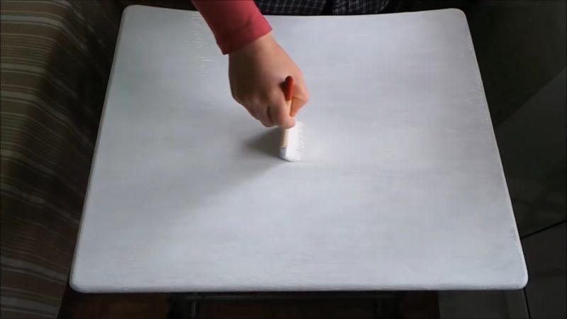 Мастерица покрасила стол и сделала невероятный узор с помощью самых простых материалов