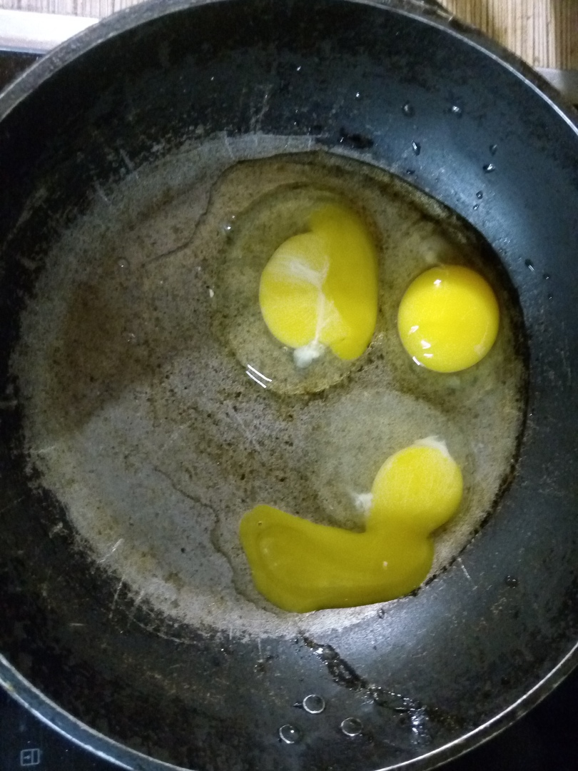 Свежие куриные яйца