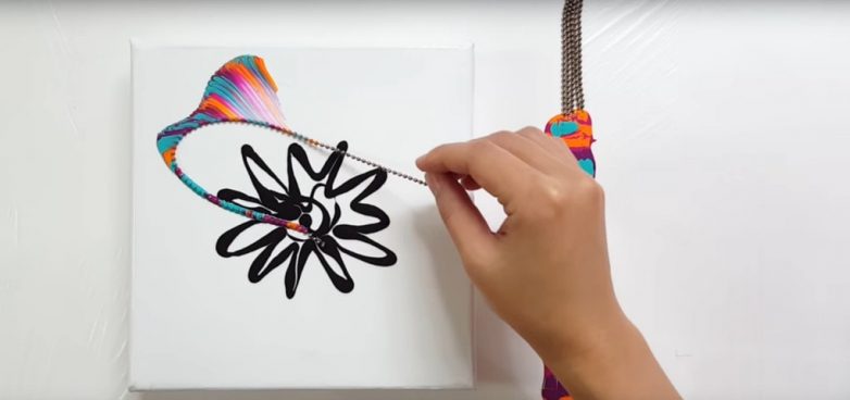 Необычная техника рисования с помощью цепочки