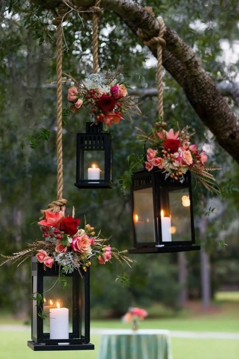 Красивые подсвечники в саду добавят нотку романтичности в любую обстановку. /Фото: img-21.ccm2.net