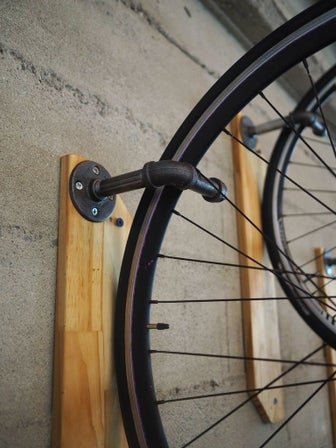 Простой кронштейн для велосипеда на стену из подручных материалов
