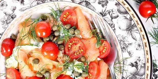 https://justcoolidea.ru/wp-content/uploads/2019/06/Salat-s-krasnoj-ryboj-kapersami-i-pomidorami-cherri.jpg