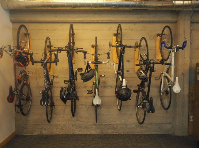 Простой кронштейн для велосипеда на стену из подручных материалов