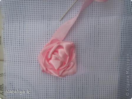 Вышивка розы из лент