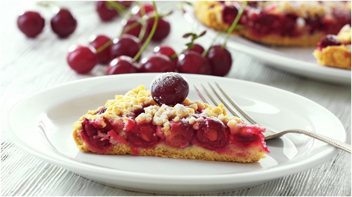 Тертый пирог для ленивых прелестниц: вишневая начинка и песочное тесто.