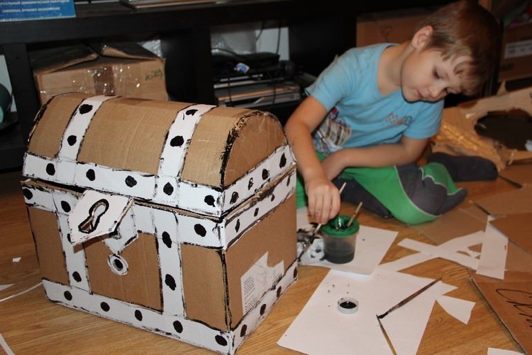 Что можно сделать из обувных коробок для детской забавы или комфорта