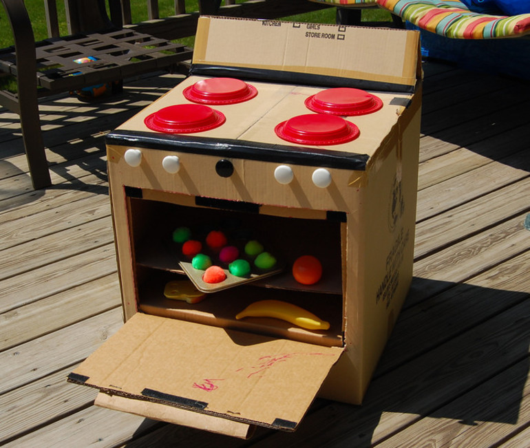 Что можно сделать из обувных коробок для детской забавы или комфорта