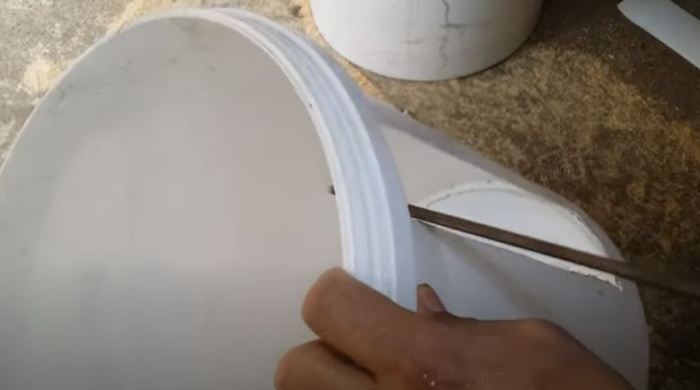 Как сделать держатель для садового шланга из простого пластикового ведра
