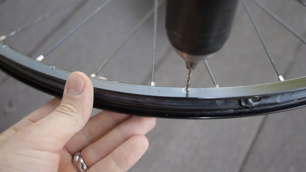 Настенные лампы из велосипедных колес