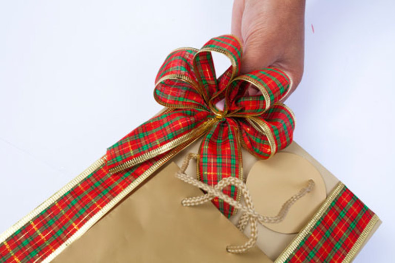 Декор своими руками: 5 способов изготовления банта для упаковки подарков