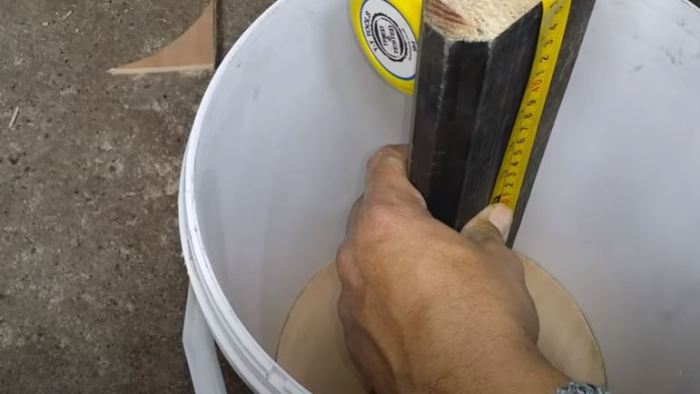 Как сделать держатель для садового шланга из простого пластикового ведра
