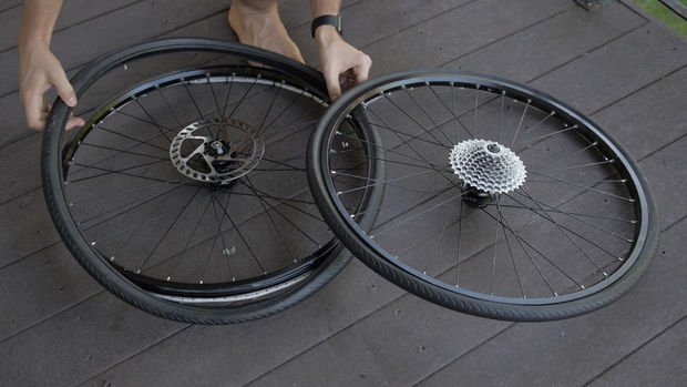 Настенные лампы из велосипедных колес