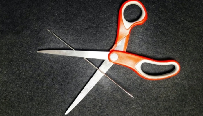 Простецкий способ заточить ножницы быстро и без наждачной бумаги или камня