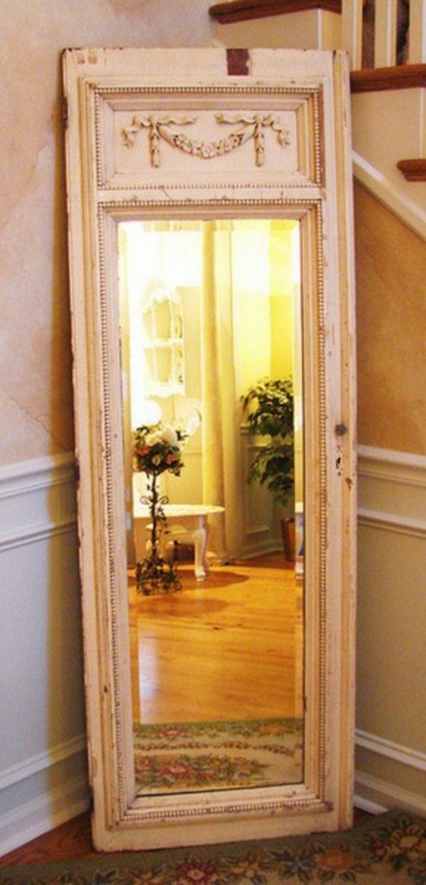 Вешалка, полочка, зеркало, стол: старая дверь как источник вдохновения